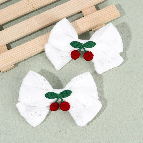 2Pcs Kawaii 흰색 체리 활 헤어 클립 여자를위한 꽃 자수 머리핀 어린이 일일 헤어핀 머리 장식 헤어 액세서리